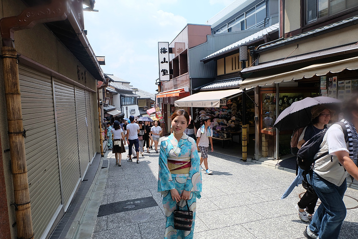 石坂两侧充满古老风韵的日式建筑,有许多和风浓郁的土特产商店可以逛