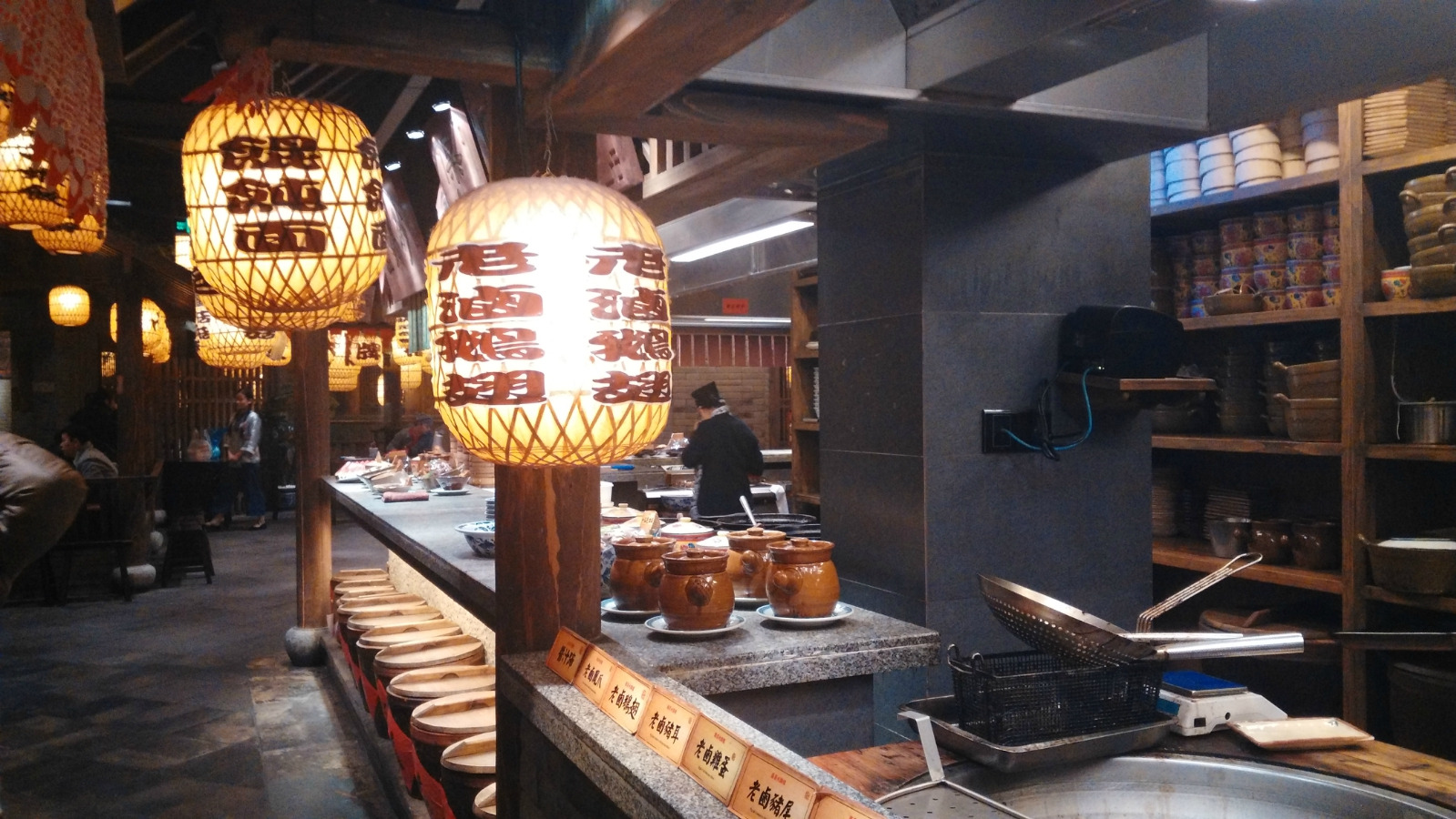2022南京大排档(德基广场店)美食餐厅,.再看它的汤,看看飘着不少.