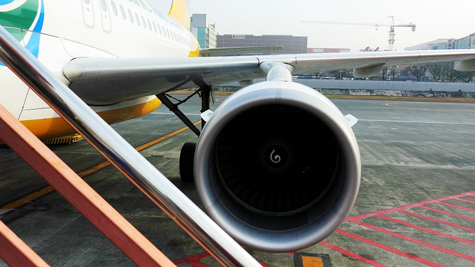 一般大型机场都有各种各样的充电设备提供,坐飞机最怕就是飞机delay