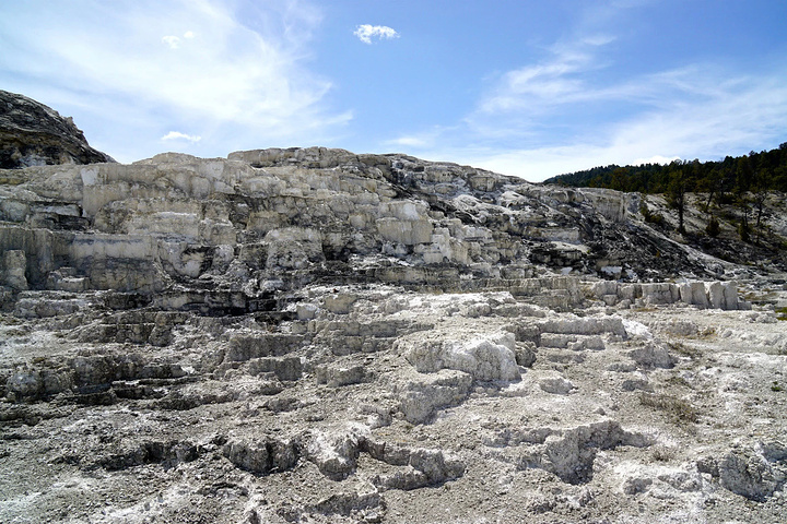 "...热泉区）是世界上已探明的最大的碳酸盐沉积温泉，也是我非常喜欢的一个区域，那些石灰石台阶太漂亮了_猛犸温泉"的评论图片