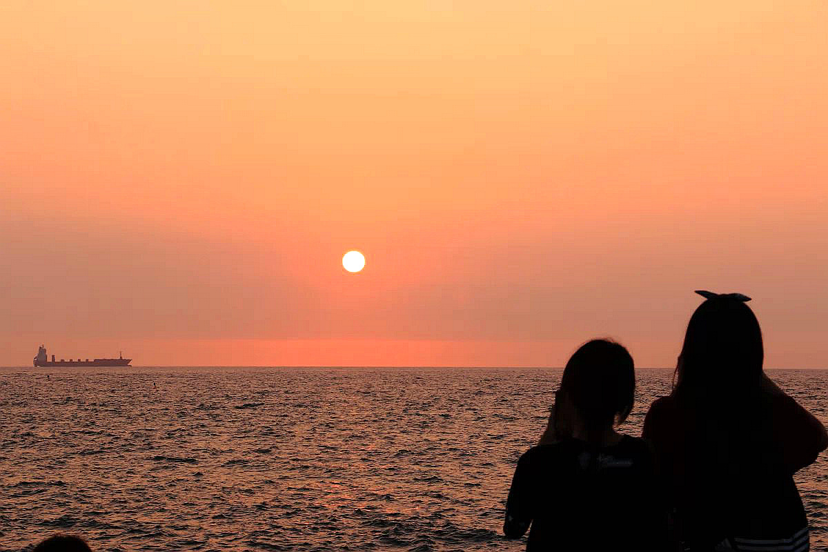 夜晚的爱河景色真的很美看夕阳西下期盼最美的夜景这水陆风光美丽的湖