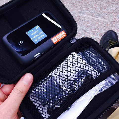 满电待机七八个小时左右,没电了可以用快充续