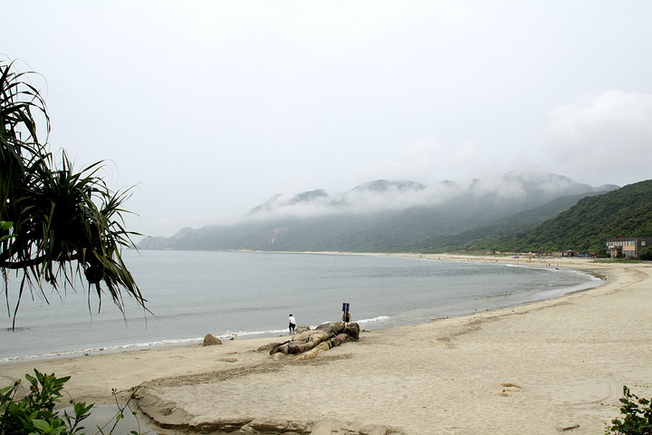 岛上最美丽的地方当属大南湾,长长的沙滩,号称十里银滩也不为过,但岛