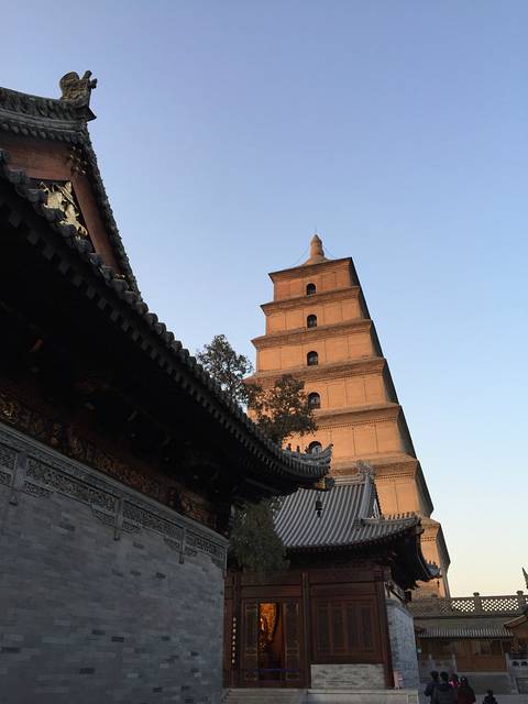 小雁塔门口的牌匾上写着小雁塔,但是大雁塔门口却是大慈恩寺,我当时还