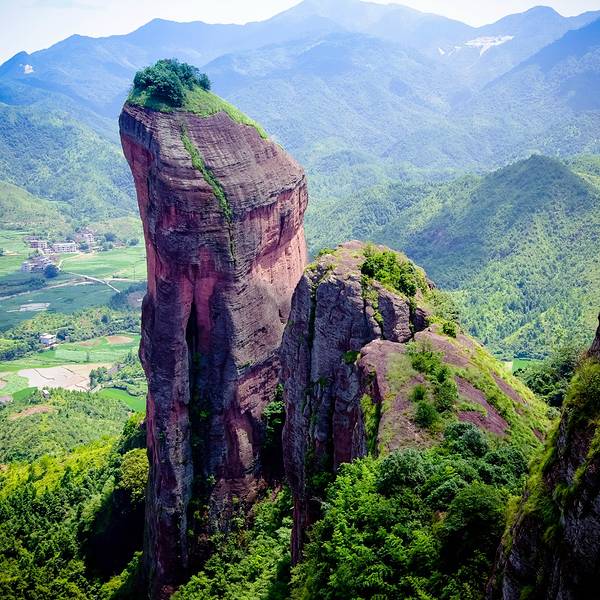 89 首页 景点详情 通天寨景区,有"千佛丹霞,通天胜境"之称,于石城