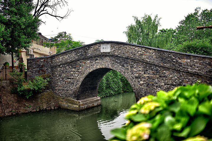 因为小东门桥西头有一家扬州最有名的炸臭干摊哦.