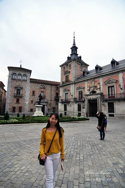 内斯塔楼是马德里最古老的民用建筑,广场南侧的西斯奈罗之家和西侧