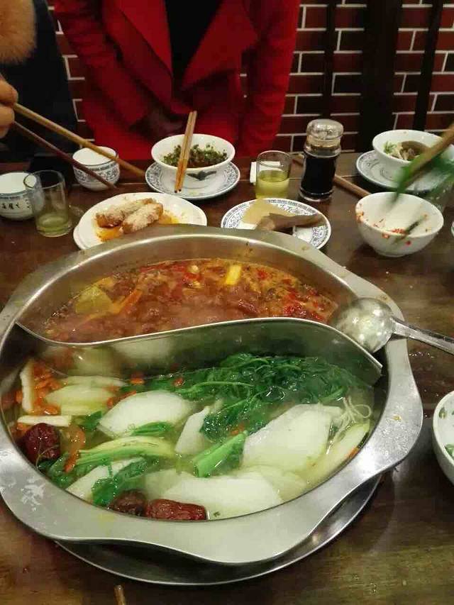 刘一手毛肚火锅城(解放碑店)