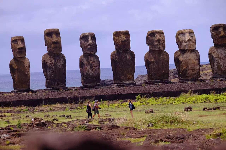 是复活节岛上面最大的阿胡群15座摩艾石像背朝大海面对他们出生的rano