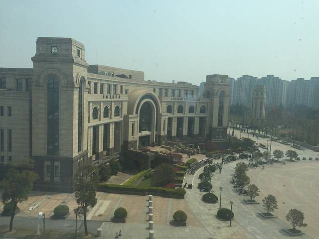 上海地铁10号线的美丽校园