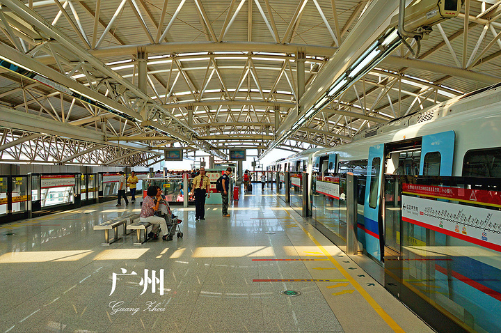 不过我想说的是,我很喜欢这种"轻轨"感觉的地铁.