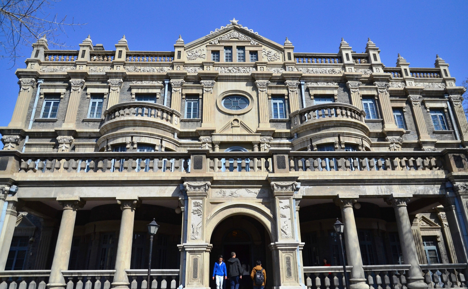 次了,主要景点也都看了很多,唯独位于沈阳故宫边上的"少帅府"未曾到访