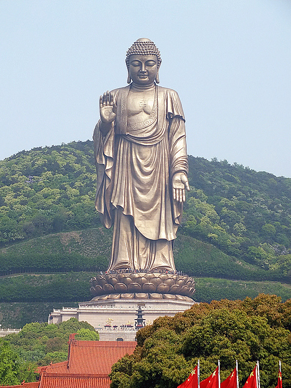 我是全程步行,游客也可以乘这种公交式的电瓶车游览