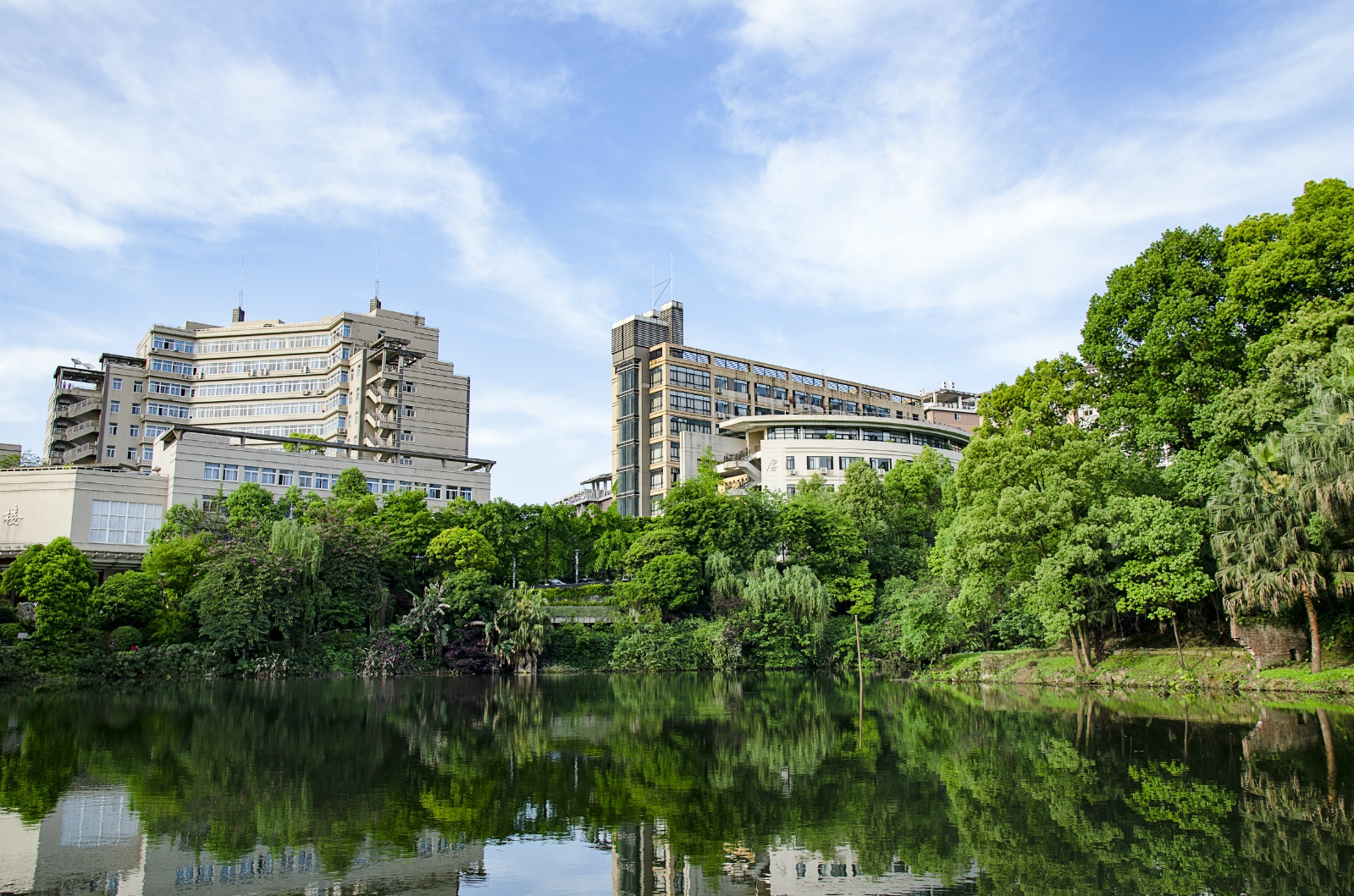 一个是南山书院,一个是龙脊山,其实说起来工商的景色在整个重庆的大学