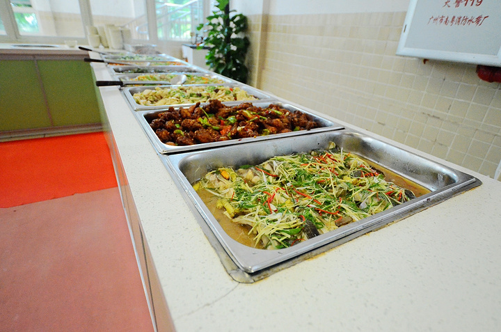 89 首页 恒大足球学校 学校很注重孩子的营养,食堂里设有自助,自点