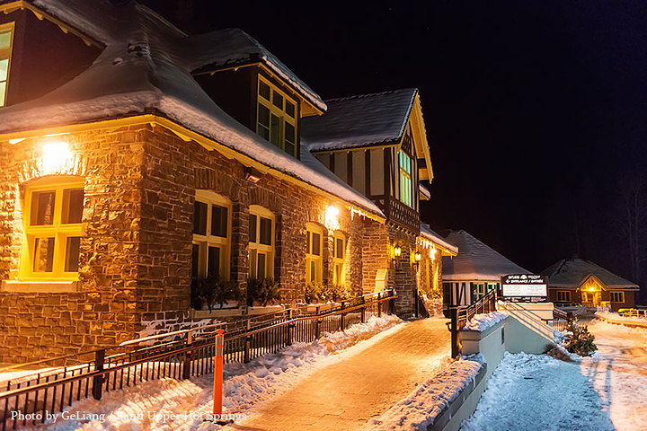 "班夫上温泉 Banff Upper Hot Springs 距离银龙餐厅很近，上下好几层，关键..._班夫上温泉"的评论图片