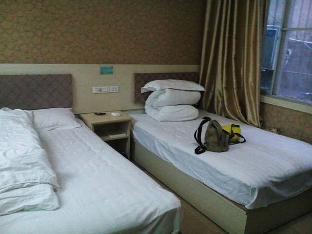 如家宾馆的标间,70元一晚,服务也是打折的,深夜发现没有烧水壶,渴死人