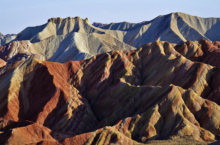 张掖丹霞国家地质公园是国内唯一的丹霞地貌与彩色丘陵景观复合区.