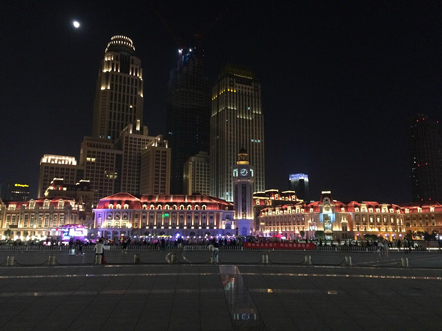 "火车站正对着滨江路,沿滨江路一直走可到劝业场_天津站"的