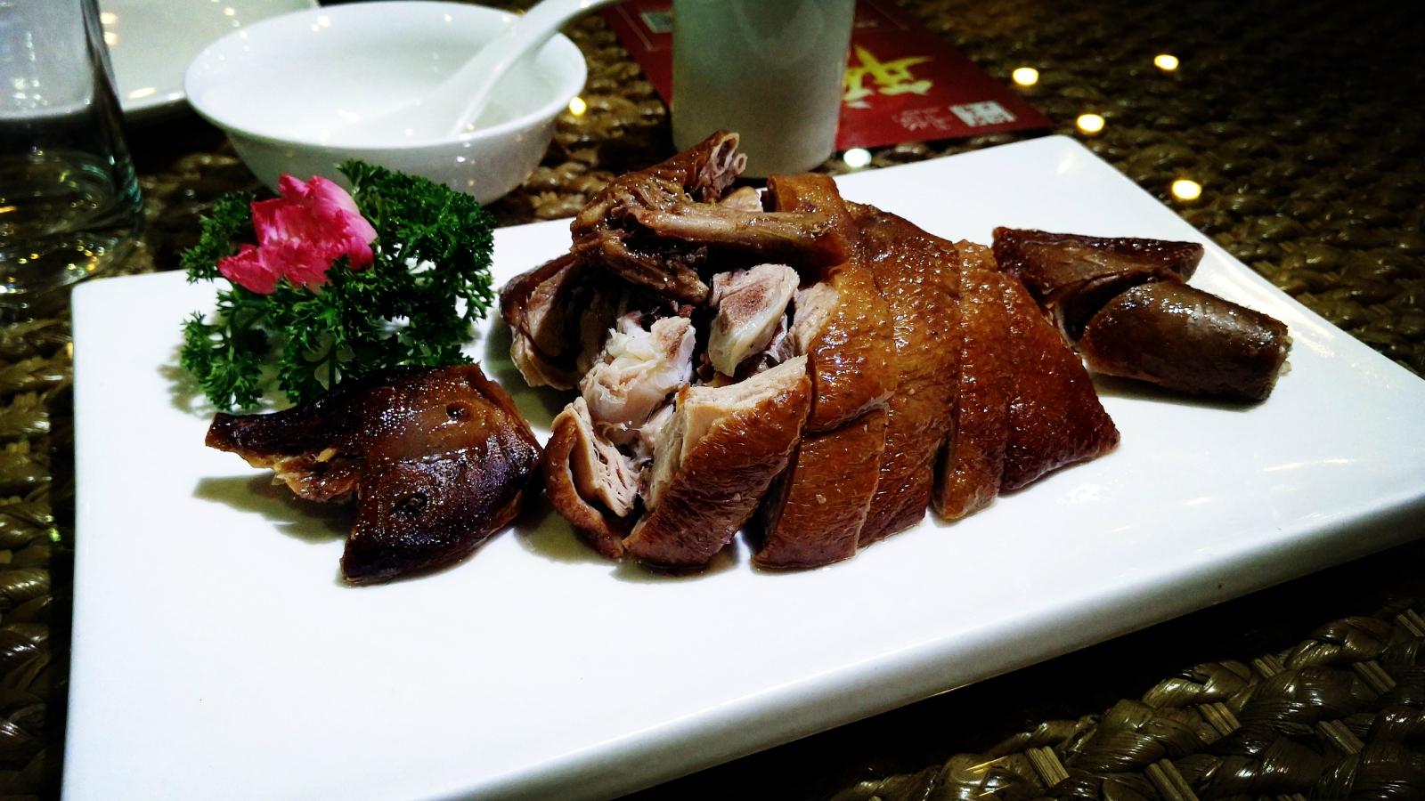 塘栖板鸭,和往常熟食店里买到的板鸭完全是不一样的,他介于卤鸭和熏鸭