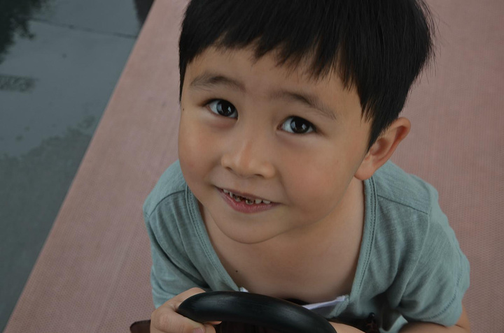 一如你小时候.进门都会有人主动提供免冲洗手液.吃点水果吧.