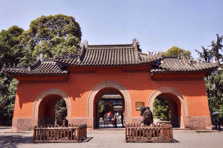 武侯祠园林区的旌忠门歪头的狮子蛮有意思的引用活水的水岸锦里别具