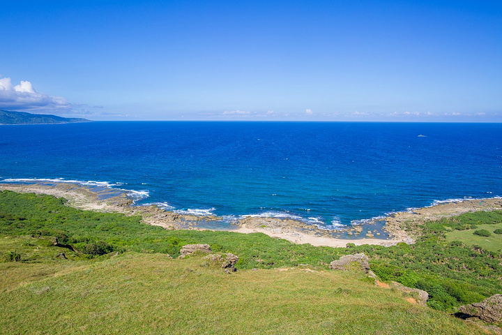 景区内草原植物遍布,放眼望去辽阔的绿色景观,加上其旁湛蓝的太平海洋