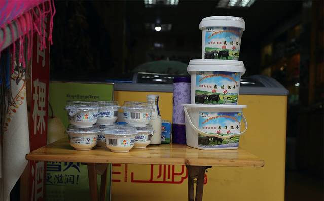 当地的牦牛酸奶,桶装的,吃着很带劲儿.