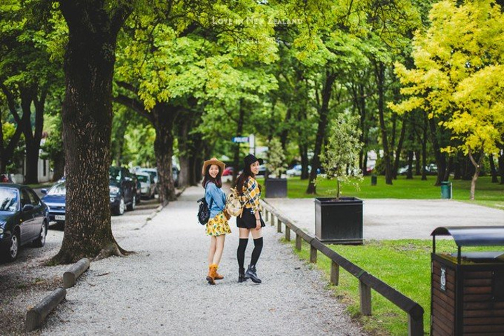 很多商店都写着新年快乐的祝福标语,显得格外