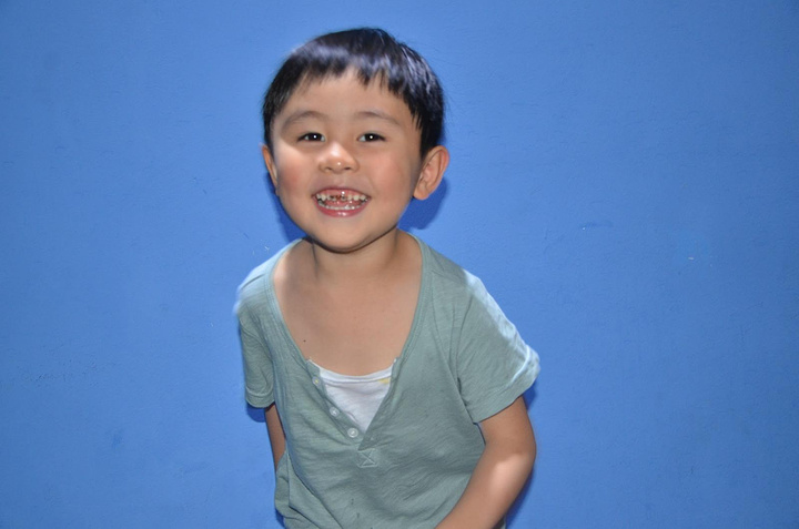 喜欢你抬眼看我的样子. 一如你小时候.