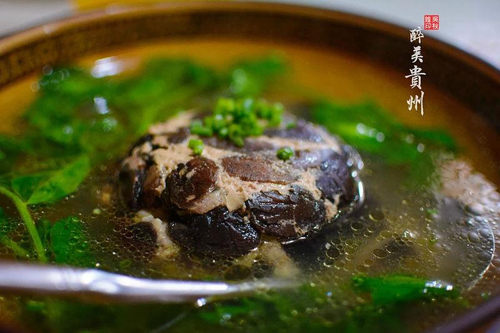 上我们吃的织金水八碗是织金著名的特色菜肴以源俊食府的最为出名由八