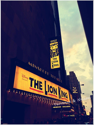 这里就是百老汇剧场了黄色狮子王招牌特别显眼这是一部经典剧目