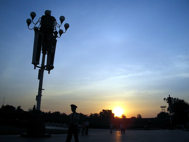 .达广场时发现有不少警察在巡逻,升旗前一段时