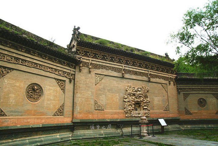 房内的空间很小,屋外的世界很大,最最离不开的是那道门.