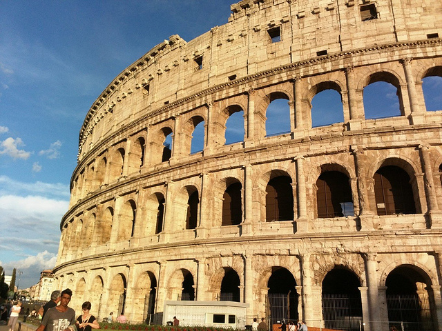 eum the roman coliseum 有部分地方在整修.