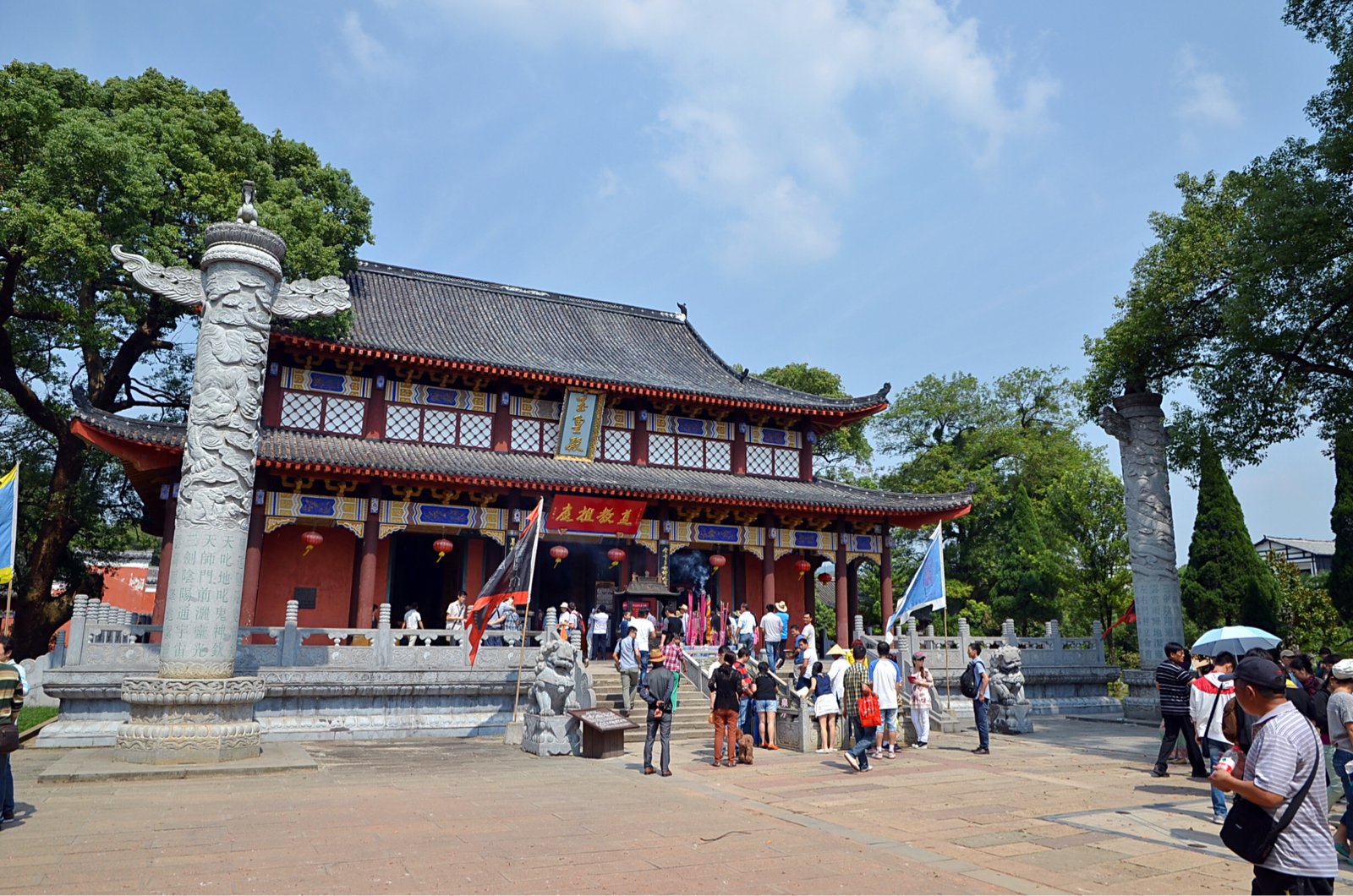 东汉中叶,正一道创始人张陵曾在此炼丹,传说"丹成而龙虎现,山因得名".