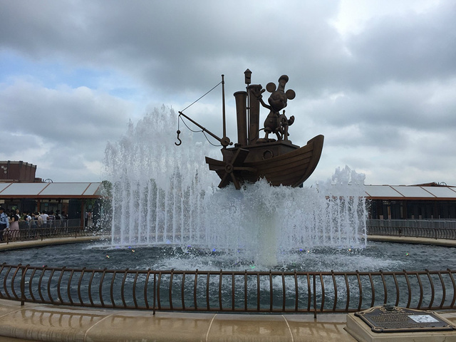 所以这个蒸汽船不仅是一进门抢合影的最佳位置而且作为全球首座的它也