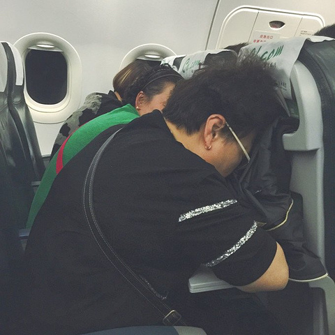 在一起出游的组合三个姐姐们是妯娌 关系非常融洽 好似亲姐妹飞机上一