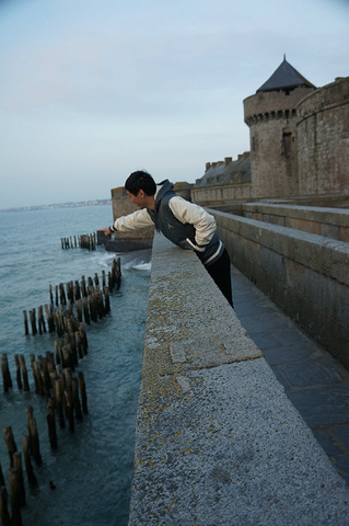 "城墙外便是海，游览时可以登上城墙环城一周，非常有意思。圣马洛有火车站，因此到达这里很简单_圣马洛城堡"的评论图片
