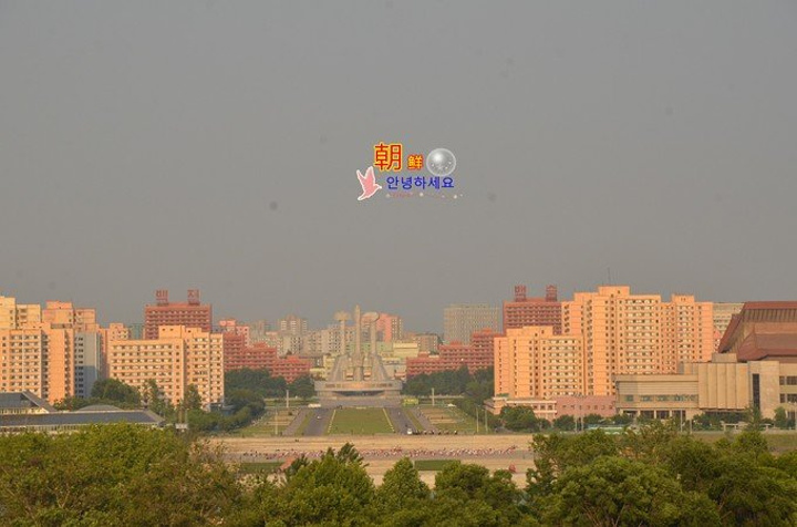 "即使站在如此远处都能感受到它的震慑力。站在万寿台遥望四周，正对面就是朝鲜劳动党纪念碑_万景台"的评论图片