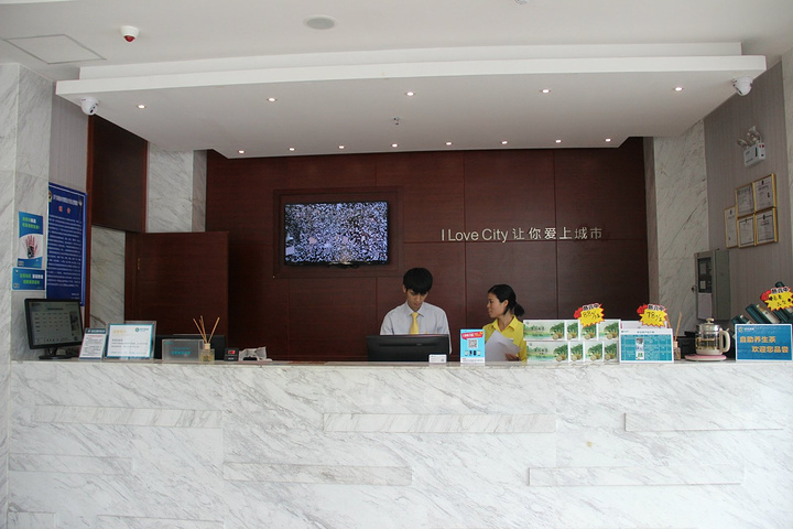 其实还有两个帅哥美女看到我拿相机就躲起来了,太害羞_城市便捷酒店