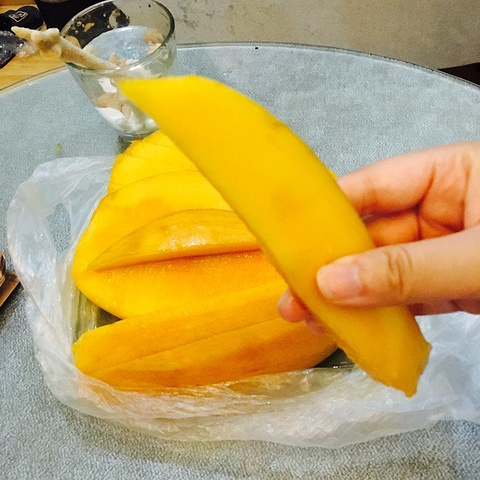 这几天都是在吃海鲜糖水海鲜糖水,当我看到我最爱的芒果时眼睛发亮了