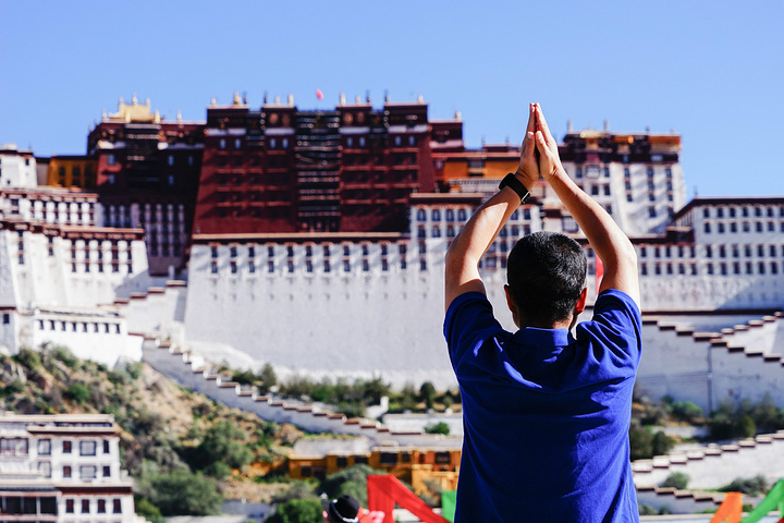 广场上到处是对布达拉宫朝拜的信徒