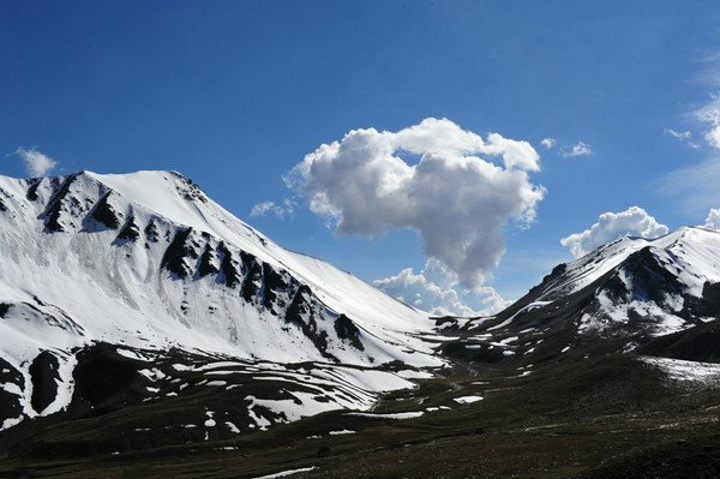 独库公路上的乔尔玛雪山慕士塔格冰川帕米尔高原慕士塔格雪山帕米尔