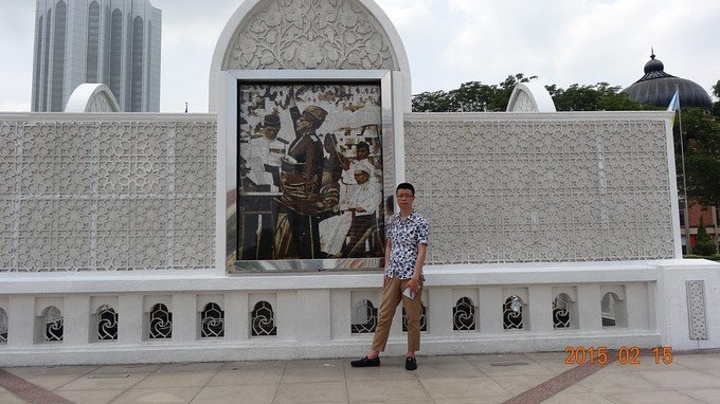 旗杆基座上,马来西亚人用彩色马赛克雕刻出一副 东古·阿卜杜勒