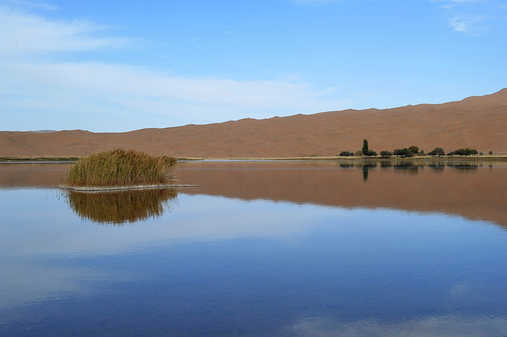 "最著名的是这个位于湖中常年不断喷涌的神泉。到达神泉，此湖以拥有众多泉眼著称_音德日图神泉"的评论图片