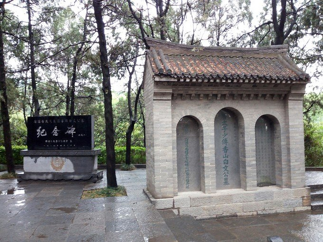 白园,位于洛阳龙门风景名胜区东山琵琶峰上,是唐代诗人白居易的墓园
