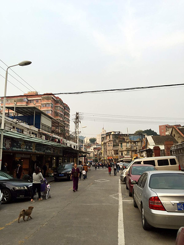 蜂巢山路.由于是老旧居民区,没有规划停车场,车子被随意停在路边.