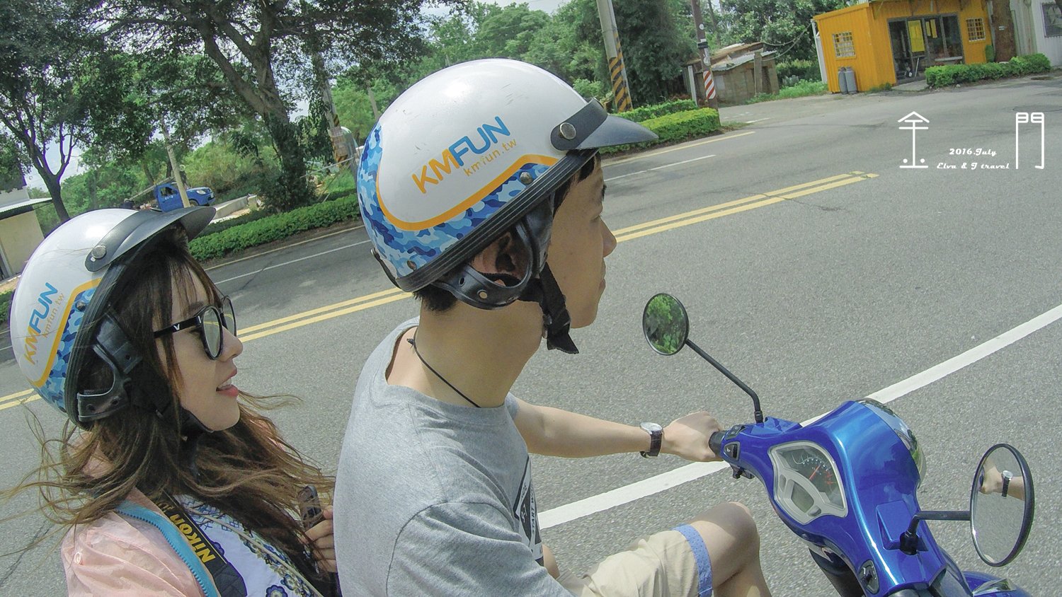 骑上我们的小电驴出发啦~街角到处可见的红灯笼,颇有年代感.