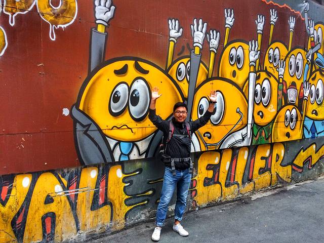 嘻嘻,我最爱的小黄人,大眼睛也是在涂鸦墙前面合影